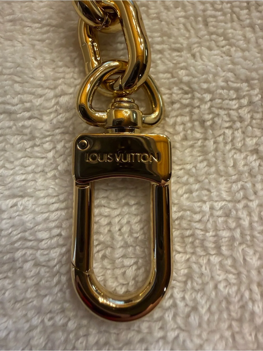 Authentic Louis Vuitton Pochette Métis East West gold chain.